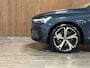 Volvo XC60 T8 AWD Recharge Ultra Dark | Luchtvering | Trekhaak | 360 Camera | Head-Up Display | 455pk | Harman Kardon | Adaptieve Cruise Control | Stoelverwarming voor+achter | Stuurwielverwarming | Schuifdak | 21 Inch | Full LED Meesturende koplampen | Pilot Assist | BLIS Dode Hoek Detectie | Elektrische voorstoelen geheugen | Lederen bekleding | Zitting verlenging voorstoelen | Lederen dashboard | Google Infotainment | Keyless Drive | Parkeersensoren voor+achter | Privacy Glass | Elektrisch bedienbare achterklep | DAB Radio | Apple Carplay/Android Auto | Alarm Klasse III | Draadloos telefoon opladen | Volvo On Call met mobiele App functie | Denim Blue Metallic |