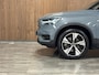 Volvo XC40 Recharge 70 kWh | All Season Banden | 95% SoH | Stoel en Stuurwielverwarming | Parkeercamera | Leder alcantara R-Design bekleding met wit stiksel en bies | Zitting verlenging voorstoelen | Warmtepomp | 19 Inch | Google Infotainment | Keyless Drive | Parkeersensoren voor+achter | Elektrisch bedienbare achterklep | Apple Carplay/Android Auto | Alarm Klasse III | Draadloos telefoon opladen | Volvo On Call met mobiele App functie | Thunder Grey Metallic |