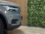 Volvo XC40 Recharge 70 kWh | All Season Banden | 95% SoH | Stoel en Stuurwielverwarming | Parkeercamera | Leder alcantara R-Design bekleding met wit stiksel en bies | Zitting verlenging voorstoelen | Warmtepomp | 19 Inch | Google Infotainment | Keyless Drive | Parkeersensoren voor+achter | Elektrisch bedienbare achterklep | Apple Carplay/Android Auto | Alarm Klasse III | Draadloos telefoon opladen | Volvo On Call met mobiele App functie | Thunder Grey Metallic |