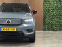 Volvo XC40 Recharge 70 kWh | All Season Banden | 95% SoH | Stoel en Stuurwielverwarming | Parkeercamera | Leder alcantara R-Design bekleding met wit stiksel en bies | Zitting verlenging voorstoelen | Warmtepomp | 19 Inch | Google Infotainment | Keyless Drive | Parkeersensoren voor+achter | Elektrisch bedienbare achterklep | Apple Carplay/Android Auto | Alarm Klasse III | Draadloos telefoon opladen | Volvo On Call met mobiele App functie | Thunder Grey Metallic |