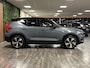 Volvo XC40 Recharge 70 kWh | All Season Banden | 95% SoH | Stoel en Stuurwielverwarming | Parkeercamera | Leder alcantara R-Design bekleding met wit stiksel en bies | Zitting verlenging voorstoelen | Warmtepomp | 19 Inch | Google Infotainment | Keyless Drive | Parkeersensoren voor+achter | Elektrisch bedienbare achterklep | Apple Carplay/Android Auto | Alarm Klasse III | Draadloos telefoon opladen | Volvo On Call met mobiele App functie | Thunder Grey Metallic |