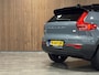Volvo XC40 Recharge 70 kWh | All Season Banden | 95% SoH | Stoel en Stuurwielverwarming | Parkeercamera | Leder alcantara R-Design bekleding met wit stiksel en bies | Zitting verlenging voorstoelen | Warmtepomp | 19 Inch | Google Infotainment | Keyless Drive | Parkeersensoren voor+achter | Elektrisch bedienbare achterklep | Apple Carplay/Android Auto | Alarm Klasse III | Draadloos telefoon opladen | Volvo On Call met mobiele App functie | Thunder Grey Metallic |