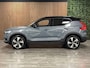 Volvo XC40 Recharge 70 kWh | All Season Banden | 95% SoH | Stoel en Stuurwielverwarming | Parkeercamera | Leder alcantara R-Design bekleding met wit stiksel en bies | Zitting verlenging voorstoelen | Warmtepomp | 19 Inch | Google Infotainment | Keyless Drive | Parkeersensoren voor+achter | Elektrisch bedienbare achterklep | Apple Carplay/Android Auto | Alarm Klasse III | Draadloos telefoon opladen | Volvo On Call met mobiele App functie | Thunder Grey Metallic |