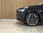 Volvo XC90 T8 AWD Recharge Ultra Dark (deel 1= 31-12-2024) | Luchtvering | Trekhaak | 360 Camera | Head-Up Display | Harman Kardon | 455pk | Adaptieve Cruise Control | Stoelverwarming voor+achter | Stuurwielverwarming | Schuifdak | Full LED Matrix Meesturende koplampen | Pilot Assist | BLIS Dode Hoek Detectie | Black Pack: Zwarte logo's voor en achter | Alcantara hemelbekleding | Lederen zonnekleppen en handgrepen | Elektrische voorstoelen geheugen | Nordico Quilted bekleding | Zitting verlenging voorstoelen | Lederen dashboard | 21 Inch | Google Infotainment | Keyless Drive | Privacy Glass | Elektrisch bedienbare achterklep | Geïntegreerd kinderzitje achterin | Geïntegreerde zongordijnen achterportieren | Verlichte instaplijsten | 7-Persoons | 4-Zone Climate Control | DAB Radio | Apple Carplay/Android Auto | Alarm Klasse III | Draadloos telefoon opladen | Volvo On Call met mobiele App functie | Onyx Black Metallic |