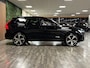 Volvo XC60 T6 AWD Recharge R-Design | MY22 Facelift Google | Harman Kardon | Adaptieve Cruise Control | 21 Inch | Schuifdak | Standkachel met Volvo On Call App | Stoel en Stuurwielverwarming | Parkeercamera | Full LED meesturende koplampen | Pilot Assist | Geïntegreerde kinderzitjes achterin | Elektrische voorstoelen geheugen | Contour stoelen met wit stiksel en bies | Zitting verlenging voorstoelen | Keyless Drive | Parkeersensoren voor en achter | Privacy Glass | Elektrisch bedienbare achterklep | DAB Radio | Apple Carplay/Android Auto | Onyx Black Metallic |