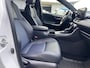 Toyota RAV4 2.5 Hybrid AWD Bi-Tone STOEL/STUURVERW PARK-SENSOREN APPLE/ANDROID ELEK-ACHTERKLEP AD-CRUISE LEDER LM-VELGEN KEYLESS CAMERA