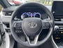 Toyota RAV4 2.5 Hybrid AWD Bi-Tone STOEL/STUURVERW PARK-SENSOREN APPLE/ANDROID ELEK-ACHTERKLEP AD-CRUISE LEDER LM-VELGEN KEYLESS CAMERA