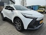 Toyota C-HR / C-HR+ 1.8 HYBRID 140 FIRST-EDITION 360° CAMERA BLIND-SPOT PARK-SENSOREN EL-ACHTERKLEP APPLE/ANDROID LED-PRISMA NL-AUTO
