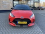 Toyota Yaris 1.5 Hybrid LAUNCH EDITION NAVI 17' LM-VELGEN STOELVERW JBL-AUDIO KEYLESS APPLE/ANDROID HEAD-UP DODEHOEKDETECTIE 1E-EIG NL-AUTO