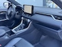 Toyota RAV4 2.5 HYBRID BI-TONE AWD STOEL/STUURVERW PARK-SENSOREN APPLE/ANDROID ELEK-ACHTERKLEP AD-CRUISE LEDER LM-VELGEN KEYLESS CAMERA