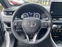 Toyota RAV4 2.5 Hybrid AWD Bi-Tone STOEL/STUURVERW PARK-SENSOREN APPLE/ANDROID ELEK-ACHTERKLEP AD-CRUISE LEDER LM-VELGEN KEYLESS CAMERA