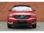 Volvo XC40 T4 Recharge R-Design | Trekhaak | Apple Carplay/ Android Auto | Parkeerverwarming | 18'' Lichtmetalen Velgen | Cruise Control | Navigatie | Bluetooth Telefonie & Multimedia | DAB+ Radio