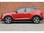 Volvo XC40 T4 Recharge R-Design | Trekhaak | Apple Carplay/ Android Auto | Parkeerverwarming | 18'' Lichtmetalen Velgen | Cruise Control | Navigatie | Bluetooth Telefonie & Multimedia | DAB+ Radio