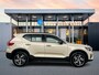 Volvo XC40 B4 Plus Dark | 18" | Trekhaak | Elektr. verst. Stoelen | Harman Kardon | Adaptieve Cruise | BLIS | Keyless | Stoel/Stuurverwarming | Elektr. Achterklep | Parkeercamera