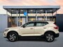Volvo XC40 B4 Plus Dark | 18" | Trekhaak | Elektr. verst. Stoelen | Harman Kardon | Adaptieve Cruise | BLIS | Keyless | Stoel/Stuurverwarming | Elektr. Achterklep | Parkeercamera