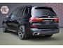 BMW X7 xDrive40i High Executive | 7 ZITS | SKYLOUNGE | ADAPTIVE | LASERLIGHTS | NAPA LEER | TREKHAAK | STOEL & STUURVERWARMING | PRIVACY GLAS | HEAD UP | 360 CAMERA | HARMON & KARDON | SUEDE HEMEL | COMFORT STOELEN | CRYSTAL | SOFTCLOSE |