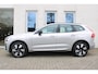 Volvo XC60 T6 Plug-in hybrid AWD Ultra Dark | Panoramadak met schuif-/kantelfunctie | Semi elektrische trekhaak | Verwarmbare voorstoelen, achterbank en stuurwiel | Head Up Display | 360° Parkeer Camera | Premium audio by Harman Kardon | Google infotainment |