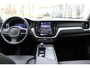 Volvo XC60 T6 Plug-in hybrid AWD Ultra Dark | Panoramadak met schuif-/kantelfunctie | Semi elektrische trekhaak | Verwarmbare voorstoelen, achterbank en stuurwiel | Head Up Display | 360° Parkeer Camera | Premium audio by Harman Kardon | Google infotainment |