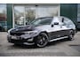 BMW 3-Serie Touring 330e High Executive | M Sportpakket | Trekhaak | Panorama dak | Elektrisch verstelbare stoelen | Comfort Acces | Head-Up Display