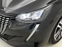 Peugeot 208 Allure Pack 100pk | Navigatie via Apple Carplay / Android Auto | Achteruitrijcamera | 3D Cockpit | Climate Control | Adaptieve Cruise Control | Stoelverwarming | Parkeersensoren | Stof/kunstleder | Keyless | DAB+ radio | Led koplampen | Donker getint glas | 16" lichtmetalen velgen |