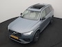 Volvo XC90 T8 Recharge AWD Ultimate Dark 7 Persoons LONG RANGE Plug In Hybrid 455pk Dealer O.H. PHEV | Trekhaak Af Fabriek | Panodak | Head Up | Adaptive Cruise | Harman / Kardon | 360 Camera | Lederen Sportstoelen Massage & Memory & Ventilatie | Google Assistent | Stoelen & Stuur Verwarmd |