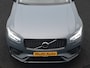 Volvo XC90 T8 Recharge AWD Ultimate Dark 7 Persoons LONG RANGE Plug In Hybrid 455pk Dealer O.H. PHEV | Trekhaak Af Fabriek | Panodak | Head Up | Adaptive Cruise | Harman / Kardon | 360 Camera | Lederen Sportstoelen Massage & Memory & Ventilatie | Google Assistent | Stoelen & Stuur Verwarmd |