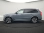 Volvo XC90 T8 Recharge AWD Ultimate Dark 7 Persoons LONG RANGE Plug In Hybrid 455pk Dealer O.H. PHEV | Trekhaak Af Fabriek | Panodak | Head Up | Adaptive Cruise | Harman / Kardon | 360 Camera | Lederen Sportstoelen Massage & Memory & Ventilatie | Google Assistent | Stoelen & Stuur Verwarmd |