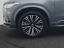 Volvo XC90 T8 Recharge AWD Ultimate Dark 7 Persoons LONG RANGE Plug In Hybrid 455pk Dealer O.H. PHEV | Trekhaak Af Fabriek | Panodak | Head Up | Adaptive Cruise | Harman / Kardon | 360 Camera | Lederen Sportstoelen Massage & Memory & Ventilatie | Google Assistent | Stoelen & Stuur Verwarmd |