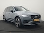 Volvo XC90 T8 Recharge AWD Plus Dark 7 Persoons LONG RANGE Plug In Hybrid 455pk Dealer O.H. PHEV | Trekhaak Af Fabriek | Panodak | Adaptive Cruise | Camera | Harman / Kardon | Lederen Sportstoelen Memory & Verwarmd | Google Assistent | Stuur Verwarmd | Keyless | Blis | 22"L.M |
