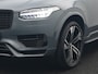 Volvo XC90 T8 Recharge AWD Plus Dark 7 Persoons LONG RANGE Plug In Hybrid 455pk Dealer O.H. PHEV | Trekhaak Af Fabriek | Panodak | Adaptive Cruise | Camera | Harman / Kardon | Lederen Sportstoelen Memory & Verwarmd | Google Assistent | Stuur Verwarmd | Keyless | Blis | 22"L.M |
