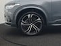 Volvo XC90 T8 Recharge AWD Plus Dark 7 Persoons LONG RANGE Plug In Hybrid 455pk Dealer O.H. PHEV | Trekhaak Af Fabriek | Panodak | Adaptive Cruise | Camera | Harman / Kardon | Lederen Sportstoelen Memory & Verwarmd | Google Assistent | Stuur Verwarmd | Keyless | Blis | 22"L.M |