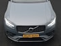 Volvo XC90 T8 Recharge AWD Plus Dark 7 Persoons LONG RANGE Plug In Hybrid 455pk Dealer O.H. PHEV | Trekhaak Af Fabriek | Panodak | Adaptive Cruise | Camera | Harman / Kardon | Lederen Sportstoelen Memory & Verwarmd | Google Assistent | Stuur Verwarmd | Keyless | Blis | 22"L.M |
