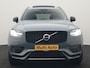 Volvo XC90 T8 Recharge AWD Plus Dark 7 Persoons LONG RANGE Plug In Hybrid 455pk Dealer O.H. PHEV | Trekhaak Af Fabriek | Panodak | Adaptive Cruise | Camera | Harman / Kardon | Lederen Sportstoelen Memory & Verwarmd | Google Assistent | Stuur Verwarmd | Keyless | Blis | 22"L.M |
