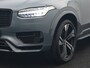 Volvo XC90 T8 Recharge AWD Plus Dark 7 Persoons LONG RANGE PHEV 455pk Dealer O.H. | Trekhaak Af Fabriek | Panodak | Adaptive Cruise | Camera | Harman / Kardon | Lederen Sportstoelen Memory & Verwarmd | Google Assistent | Stuur Verwarmd | Keyless | Blis | 22"L.M | Plug In H