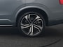 Volvo XC90 T8 Recharge AWD Plus Dark 7 Persoons LONG RANGE Plug In Hybrid 455pk Dealer O.H. PHEV | Trekhaak Af Fabriek | Panodak | Adaptive Cruise | Camera | Harman / Kardon | Lederen Sportstoelen Memory & Verwarmd | Google Assistent | Stuur Verwarmd | Keyless | Blis | 22"L.M |