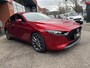 Mazda 3 2.0 e-SkyActiv-X M Hybrid 180 Luxury // LEDER // ELEK.STOEL+GEHEUGEN // CAMERA // DODEHOEK // HEAD-UP DISPLAY // ADAPT. CRUISE // BOSE AUDIO //