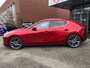 Mazda 3 2.0 e-SkyActiv-X M Hybrid 180 Luxury // LEDER // ELEK.STOEL+GEHEUGEN // CAMERA // DODEHOEK // HEAD-UP DISPLAY // ADAPT. CRUISE // BOSE AUDIO //