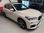 BMW X1 SDrive20i High Executive M-pakket|Stoelvw|Panorama|Trekhaak|Camera|4-seizoen banden|key-less|leder|Navi|pdc|Led|M