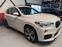 BMW X1 SDrive20i High Executive M-pakket|Stoelvw|Panorama|Trekhaak|Camera|4-seizoen banden|key-less|leder|Navi|pdc|Led|M