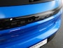 Peugeot e-208 GT | 8 jaar fabrieksgarantie of 160.000 kilometer op het accupakket | Adaptieve cruise control met Stop&Go functie | Armsteunen op de voorportieren bekleed met kunstleder met groen sierstiksel (GT-Line)