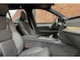 Volvo XC90 T8 Plug-in hybrid AWD Ultra Black Ed. Exec. | Luchtvering | Bowers & Wilkins | Geventileerde stoelen | Head-up display | Gelamineerde zijruiten | Extra getint glas | Panoramisch schuif-/ kanteldak | 22 inch. lichtmetalen velgen | Massagefunctie voorstoelen | Stoel-/ stuurwielverwarming | 360 graden camera | Pilot assist | Volvo Guard Alarm