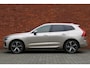 Volvo XC60 T8 Plug-in hybrid AWD Ultra Bright | Luchtvering | Trekhaak | Panoramadak | Verwarmbare voorstoelen | Verwarmbaar stuurwiel | Massagefunctie voorstoelen | Verwarmbare achterbank | Premium audio by Bowers & Wilkins | Rondom zichtcamera | 21 inch Lichtmetalen velgen |