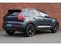 Volvo XC40 B4 Plus Black Edition | Panoramisch schuif-/kanteldak | Elektrisch verstelbare voorstoelen met geheugenfunctie | 360 graden camera | Extra getint glas achter | Premium audio by Harman Kardon | Dak in contrasterende kleur Black Stone | Stoel- / stuurwielverwarming | 20 inch. lichtmetalen velgen | Adaptieve cruise control | BLIS