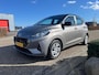 Hyundai i10 1.0 Premium Zwart Dak | Camera | Carplay | Cruise | Two-Tone | Armsteun voor | NAVI