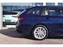 BMW 3-Serie Touring (g21) 320e 204pk I HiFi I Navi I Carplay I Stoelverwarming I LED I Cruise I Tansanitblau