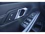 BMW 3-Serie Touring (g21) 320e 204pk I HiFi I Navi I Carplay I Stoelverwarming I LED I Cruise I Tansanitblau
