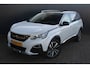 Peugeot 5008 1.2 PureTech Blue Lease Premium Automaat 7 Persoons | Panoramadak | Adaptieve cruise control | Navigatie | Apple Carplay / Android auto | Parkeersensoren rondom | Lichtmetalen velgen | Rijstrooksensor | Keyless entry + start | Rijk uitgevoerde 7 zitter! |