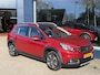 Peugeot 2008 1.2 Turbo 110 PK Allure Vol-Automaat | Navigatie | Trekhaak 1250 KG | Panorama-dak | JBL Audio | DAB | Climate Control | Cruise Control | Beetje lakverkleuring | Hoge Zitpositie | Dakrails | Parkeersensoren | Lichtmetalen Velgen.