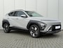 Hyundai Kona 1.6 GDI HEV Premium / Demo Deal / MY 26 / Zwart Leder / Stoelverkoeling / Stoelverwarming Voor + Achter / Stuurverwarming / 360 Camera / BOSE Audio /