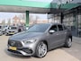 Mercedes-Benz GLA AMG 35 4MATIC AUTOMAAT| PANORAMADAK |NAVIGATIE | CAMERA | HEAD-UP DISPLAY |BURMEISTER AUDIO |DODE HOEK | ELECT STOELEN |CRUISECONTROL |PARKEERSENSOREN